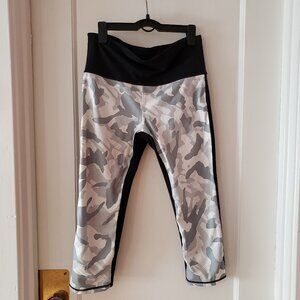 GAP Fit Blackout Tech Camo Capri Leggings Yoga Size M